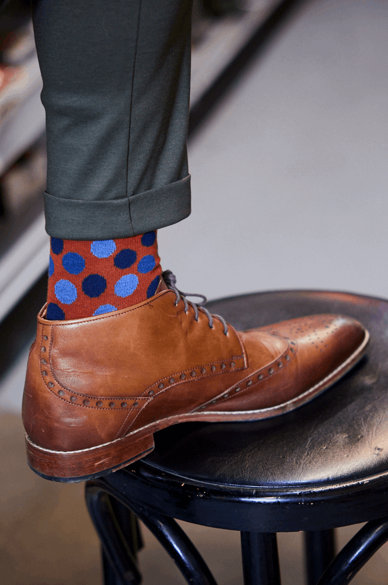 Modische Socke mit Punkten